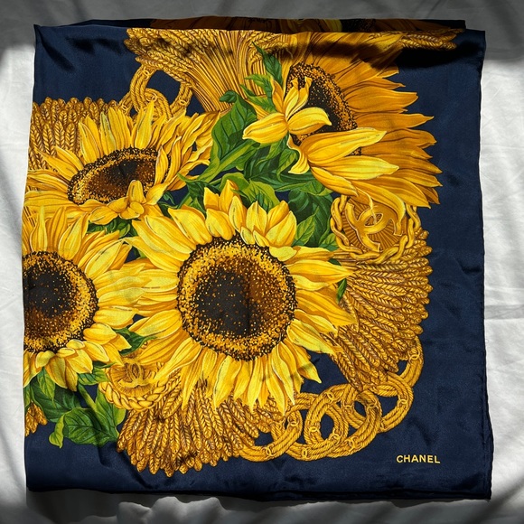 Stunningly beautiful twill silk Chanel Scarf with Yellow Sunflowers and Wheat - Picture 9 of 9
